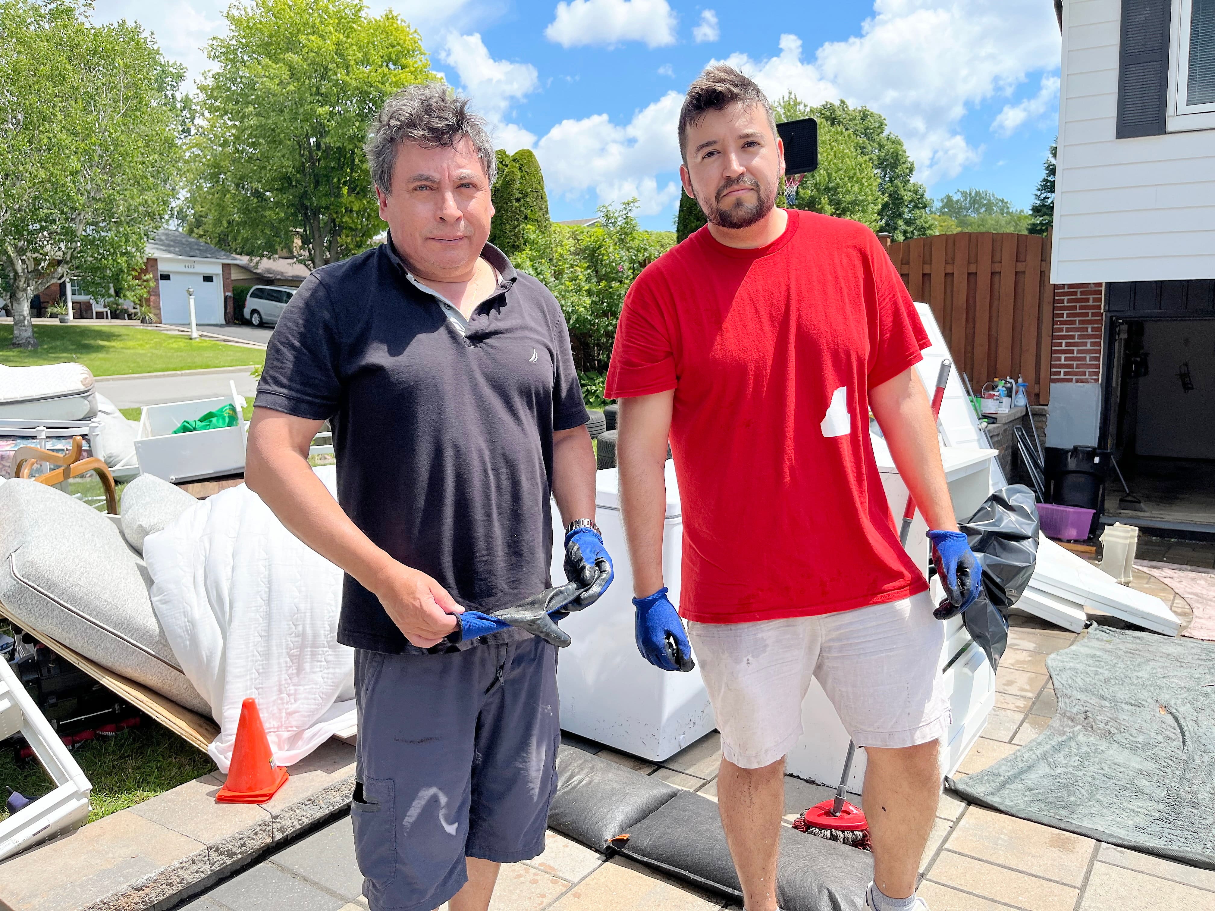 Des résidents du grand Montréal doivent faire une grande corvée de ménage après les inondations