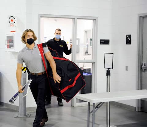 Thomas Sigouin wears the mask upon his arrival at the Vidétron Center.