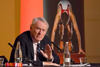 Dick Pound em uma conferência em 2016 portando a dopagem.