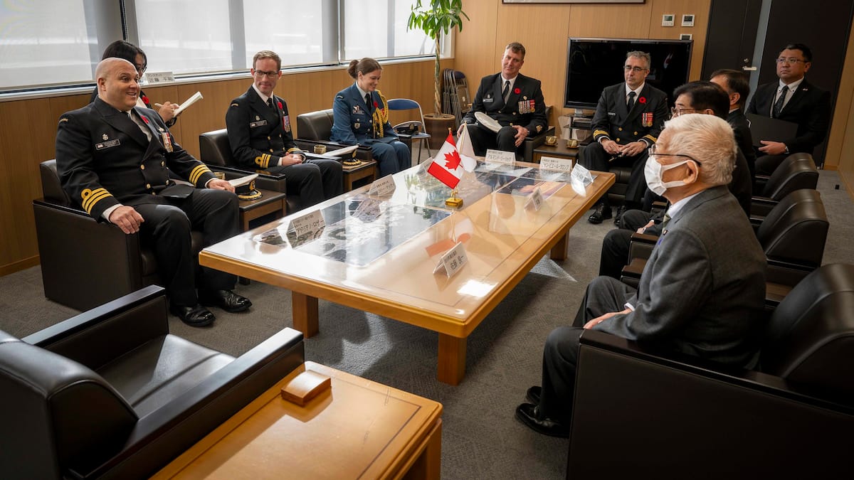 Forces armées canadiennes: de plus en plus de généraux et de fonctionnaires, de moins en moins de soldats