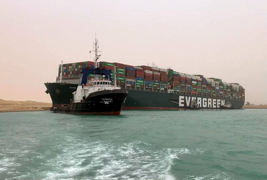 Image principale de l'article Un navire s'échoue et bloque le canal de Suez
