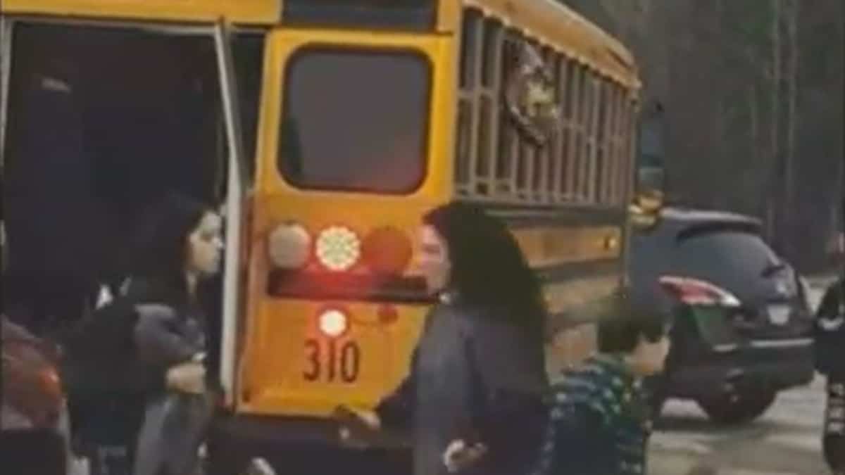 In the video | School bus driver who ran away with children after being slapped by parents In the video | School bus driver who ran away with children after being slapped by parents