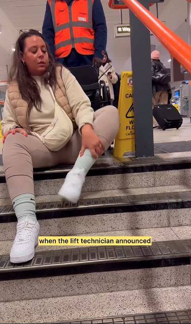 PARA VER |  Paralizada, tiene que subir las escaleras del metro debido a una avería en el ascensor.