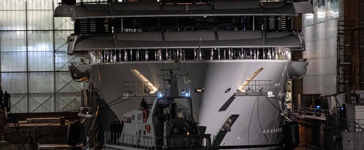 Italy: A mysterious mega boat unmoved by authorities Italy: A mysterious mega boat unmoved by authorities