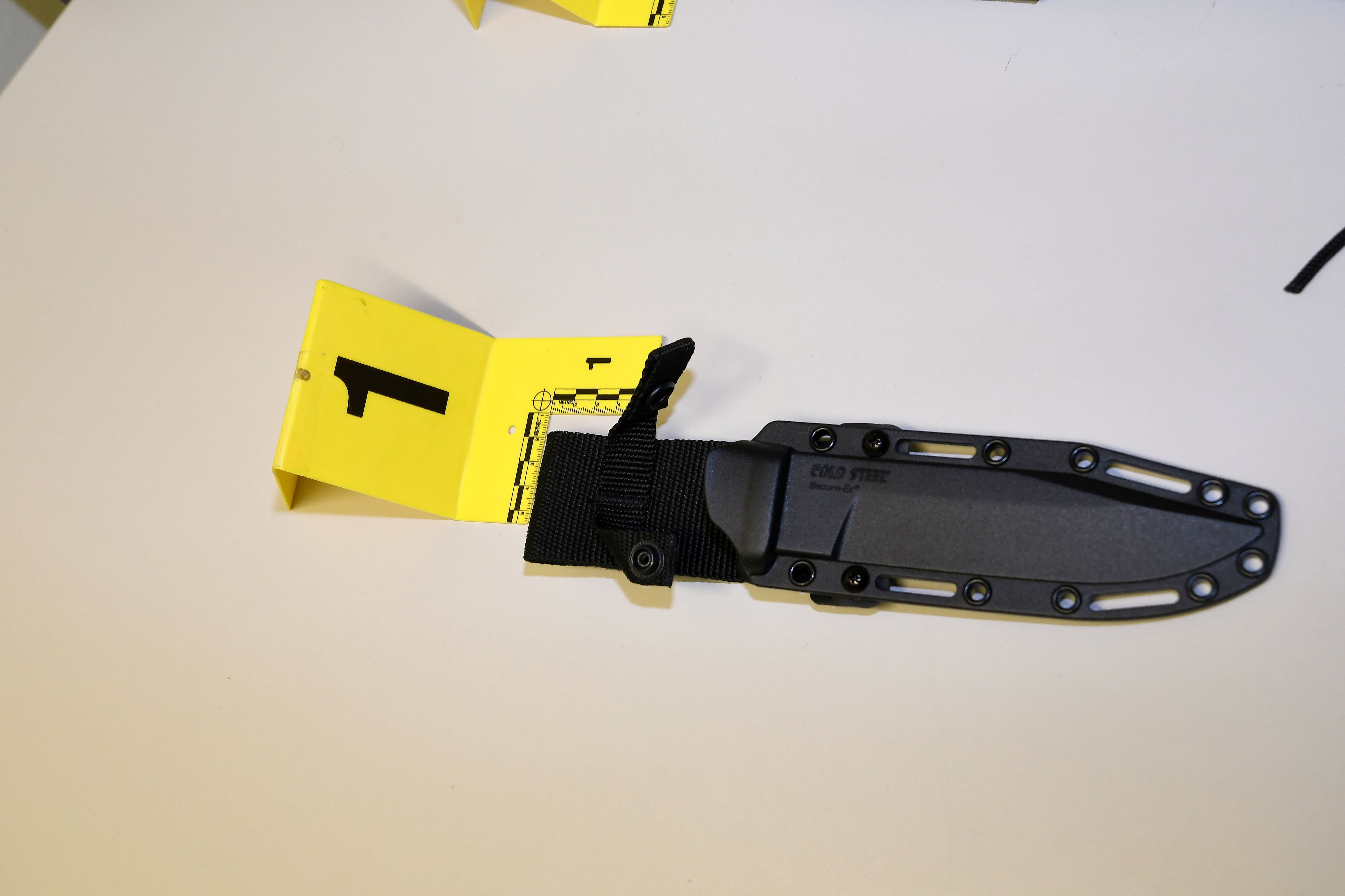 Uno de los cuchillos incautados tras el ataque. FOTO PROPORCIONADA POR EL TRIBUNAL