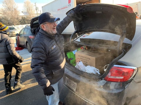 Due to the epidemic, it was delivered in drive-through mode. Mayor Regis Lobim was involved in filling the vehicle trunks.