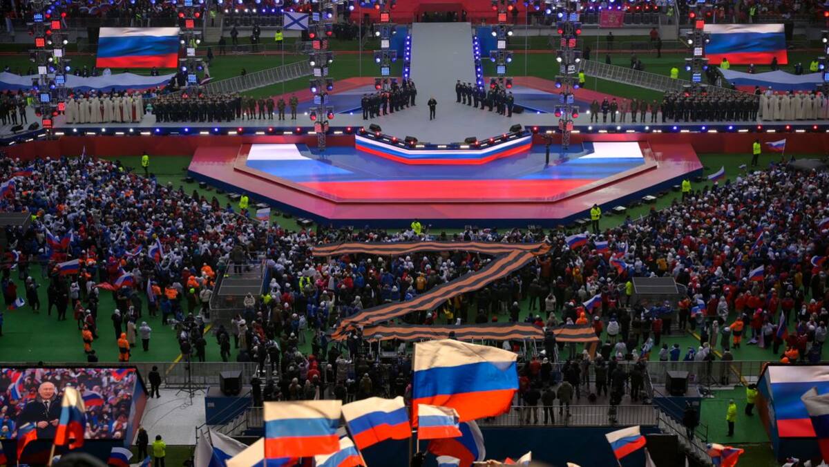 Putin sotto i riflettori: migliaia di russi applaudono il loro “leader” in uno stadio di Mosca Putin sotto i riflettori: migliaia di russi applaudono il loro “leader” in uno stadio di Mosca