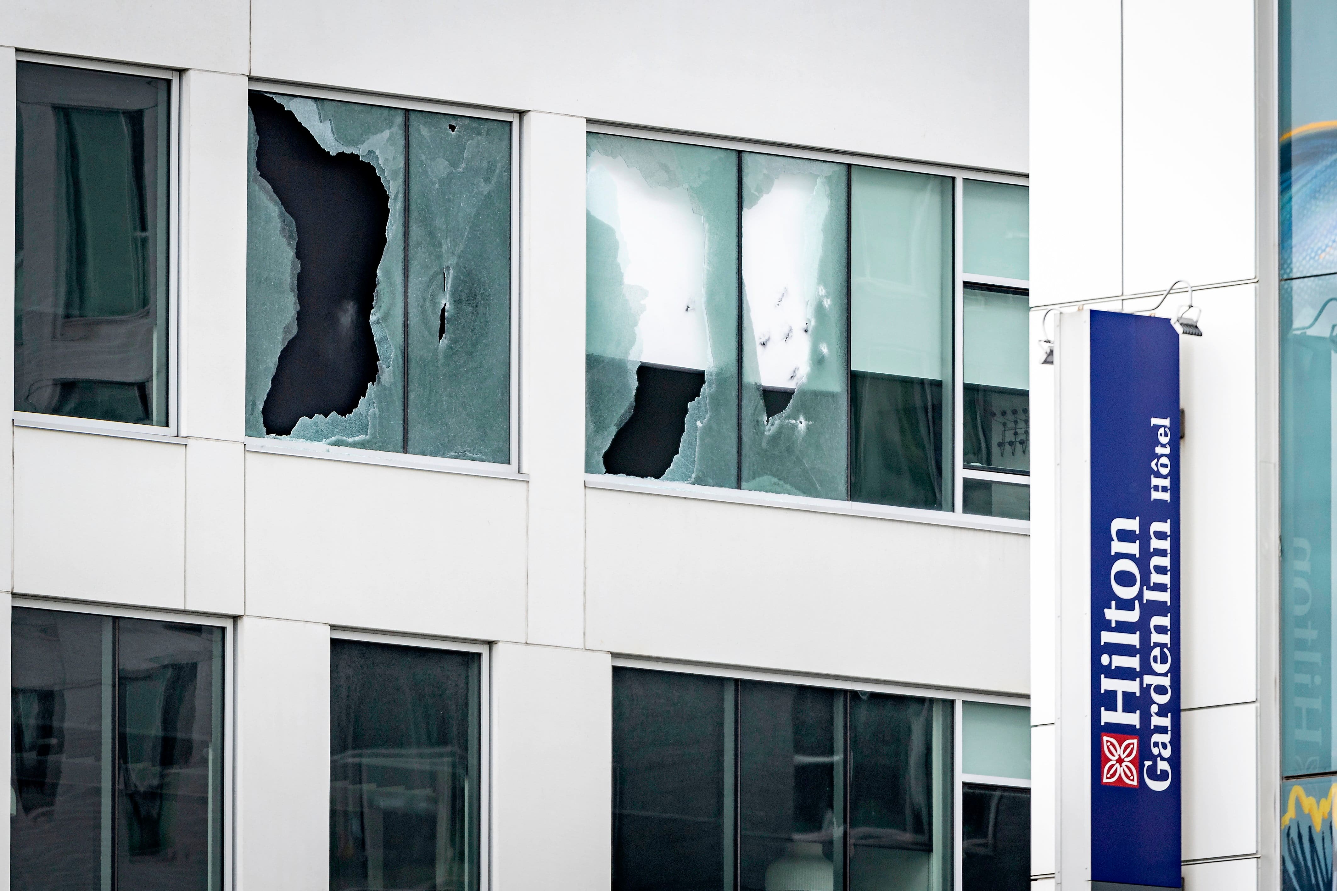  Les vitres du 6993 Décarie fracassées par les balles.