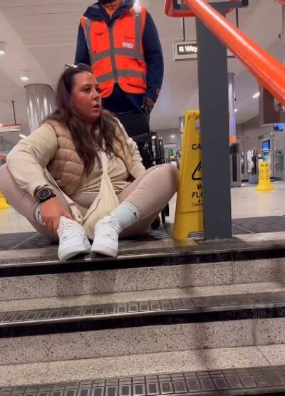 PARA VER | Paralizada, tiene que subir las escaleras del metro debido a una avería en el ascensor.