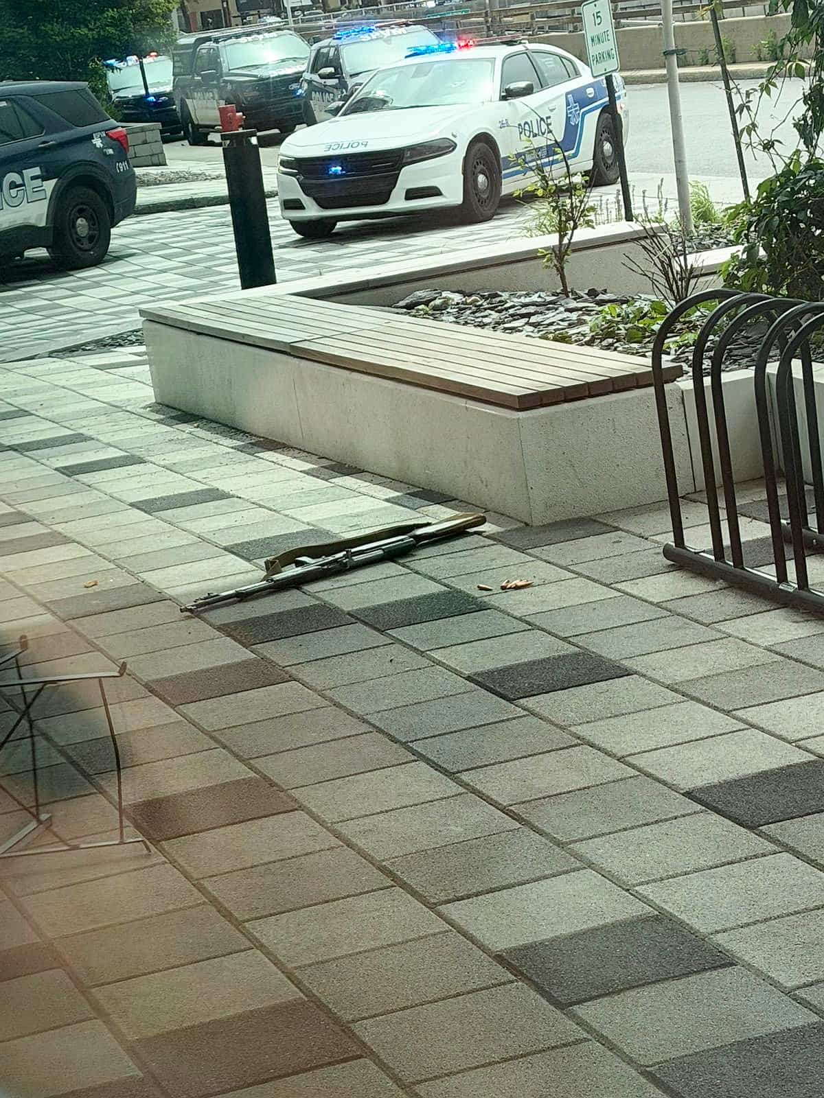 Sur des images vidéo diffusées sur les réseaux sociaux, on peut apercevoir ce qui serait l’arme du suspect lors de la fusillade, qui serait une carabine SKS semi-automatique.