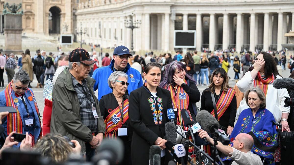 Le pape François reçoit deux groupes d'autochtones canadiens