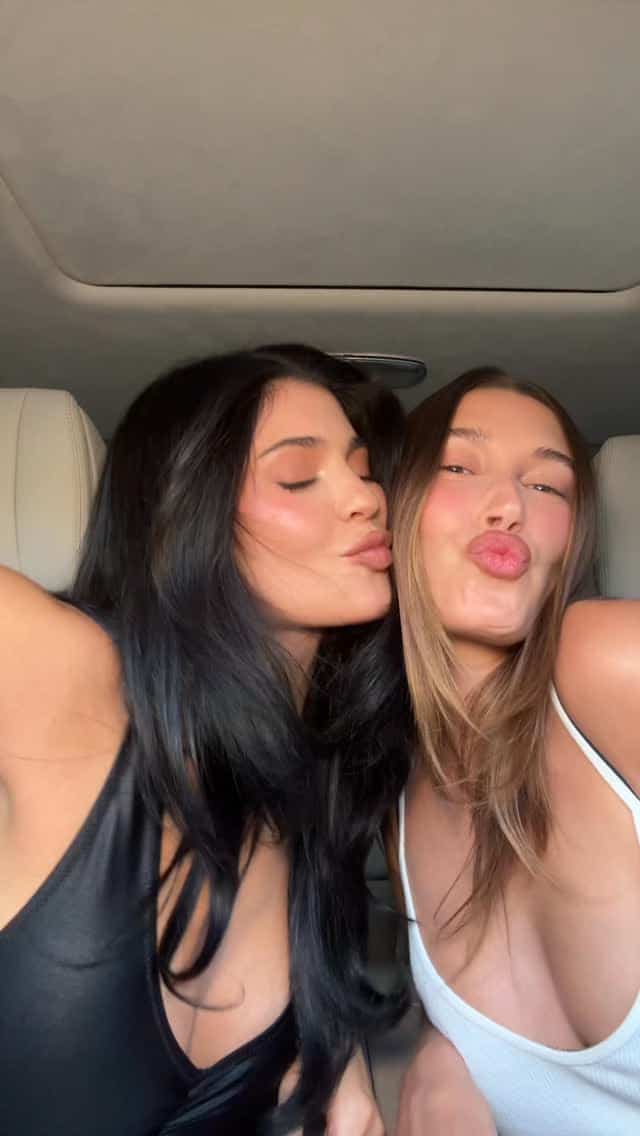 Elles batifolent sur la plage en bikinis torrides