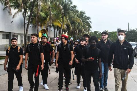 Regreso a clases en Miami bajo el estandarte de la guerra de las máscaras