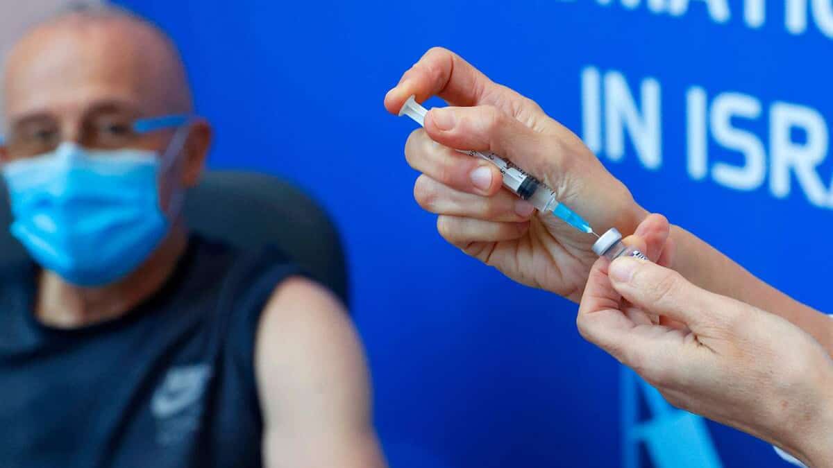La 4e dose de vaccin multiplie par cinq les anticorps, selon un premier essai clinique