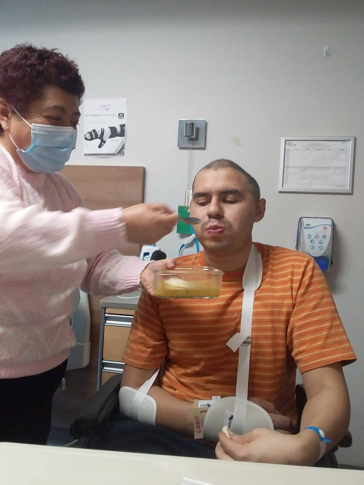 Jesús Rubén Rodríguez Ortega recibe ayuda de sus padres que vinieron de México para ayudarlo, ya que ya no es independiente.