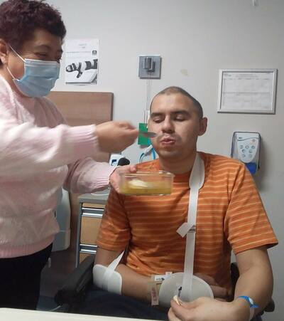 Jesús Rubén Rodríguez Ortega recibe ayuda de sus padres que vinieron de México para ayudarlo, ya que ya no es independiente.