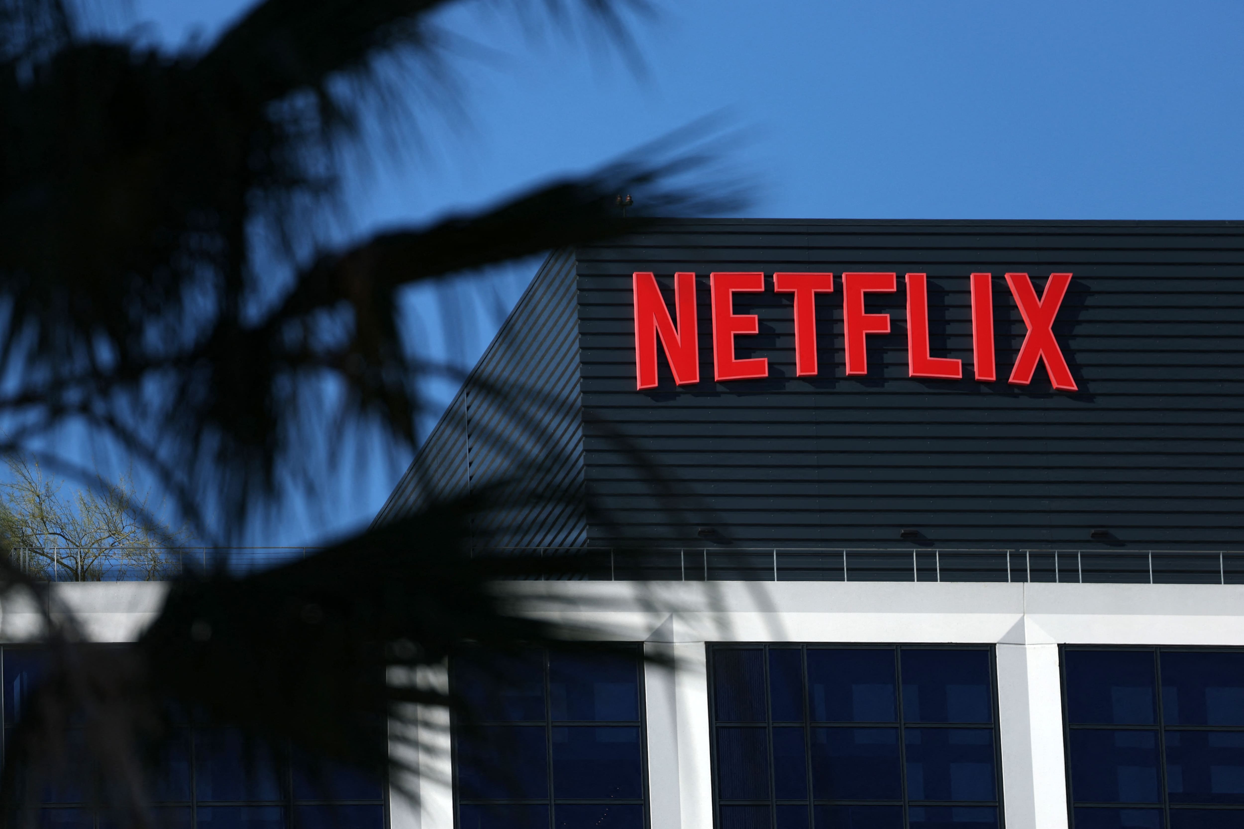 Le rachat de Warner Bros par Netflix inquiète Hollywood, les cinémas et ...