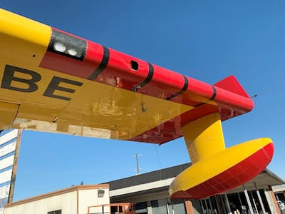 Peter Tripp Akemann fue sentenciado a haber robado un dron que dañó un avión de Sopfeu durante los incendios en California en enero de 2025. Aquí vemos el daño al avión, en el ala.