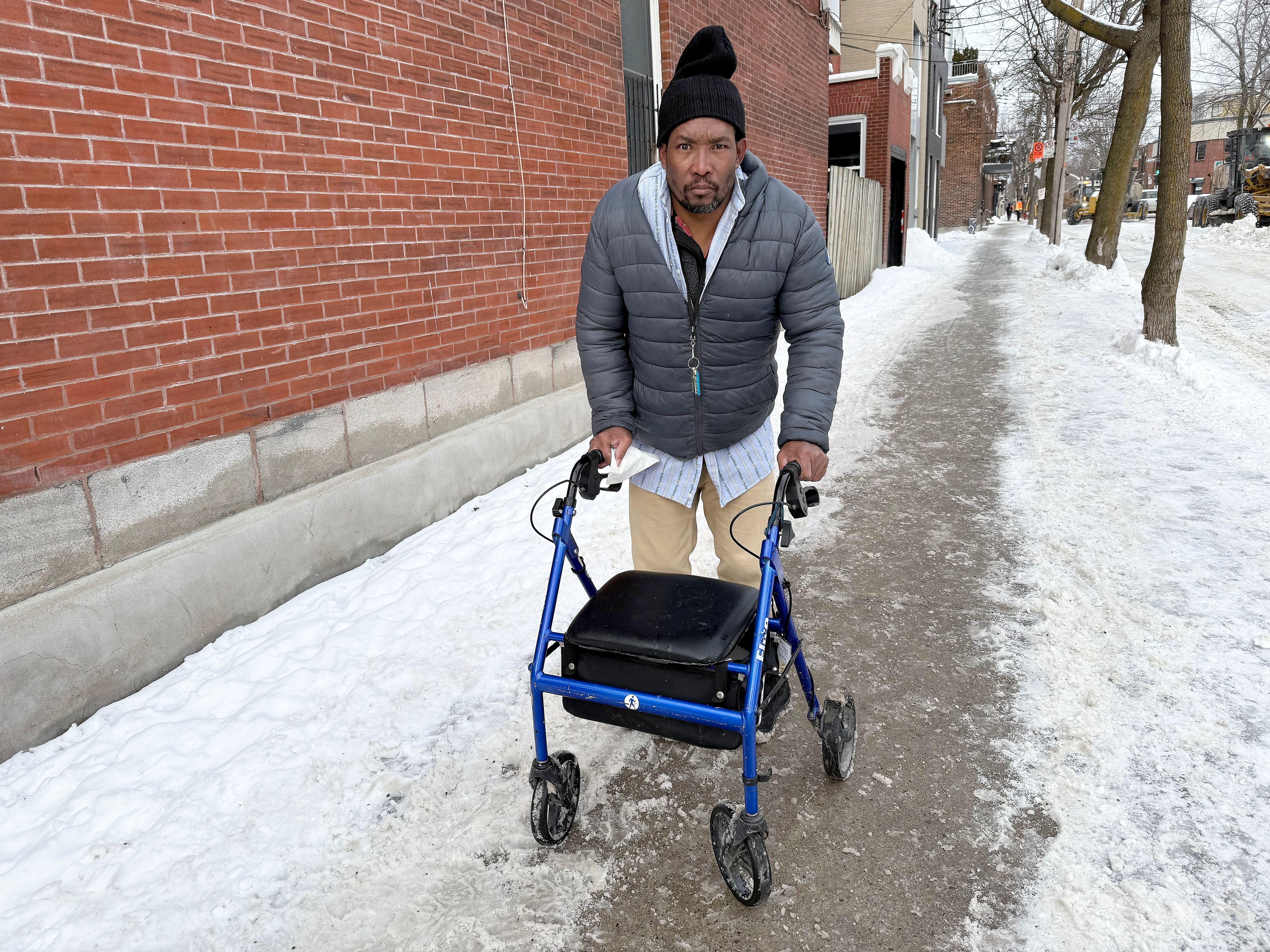 De nombreux trottoirs montréalais sont encore encroûtés de glace parce que le personnel a été souvent réquisitionné pour l’enlèvement de la neige.