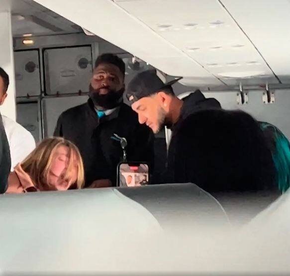 &Agrave; VOIR | &laquo;Elle est poss&eacute;d&eacute;e!&raquo;: la passag&egrave;re d&rsquo;un avion provoque un v&eacute;ritable chaos