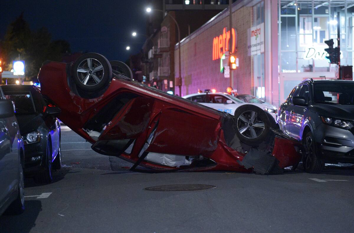PHOTOS | Accident spectaculaire &agrave; Montr&eacute;al