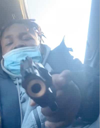 Léonardo Joseph exhibait des armes à feu dans plusieurs vidéos retrouvées dans son cellulaire.