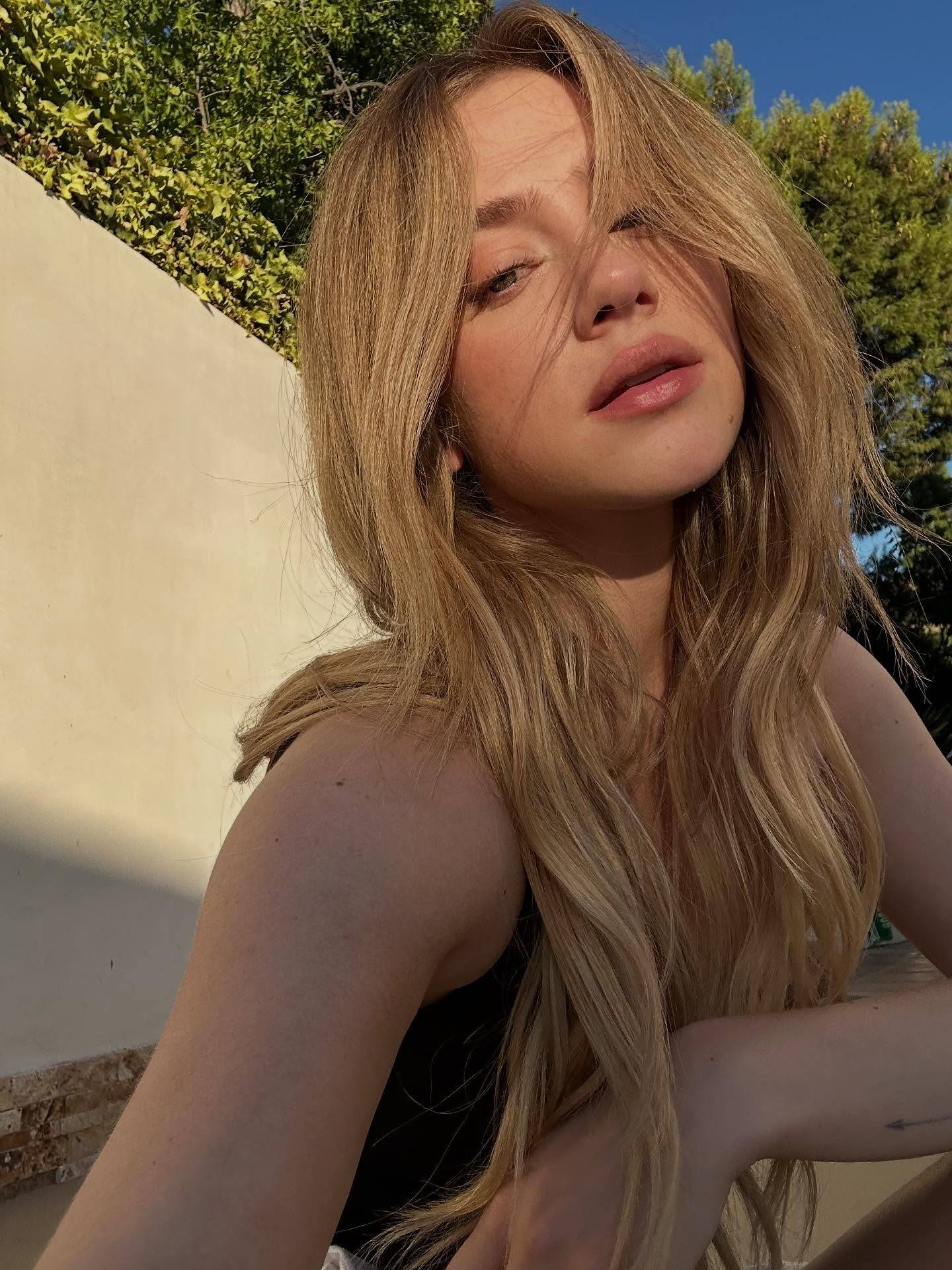 Elle abandonne son haut en couverture de magazine