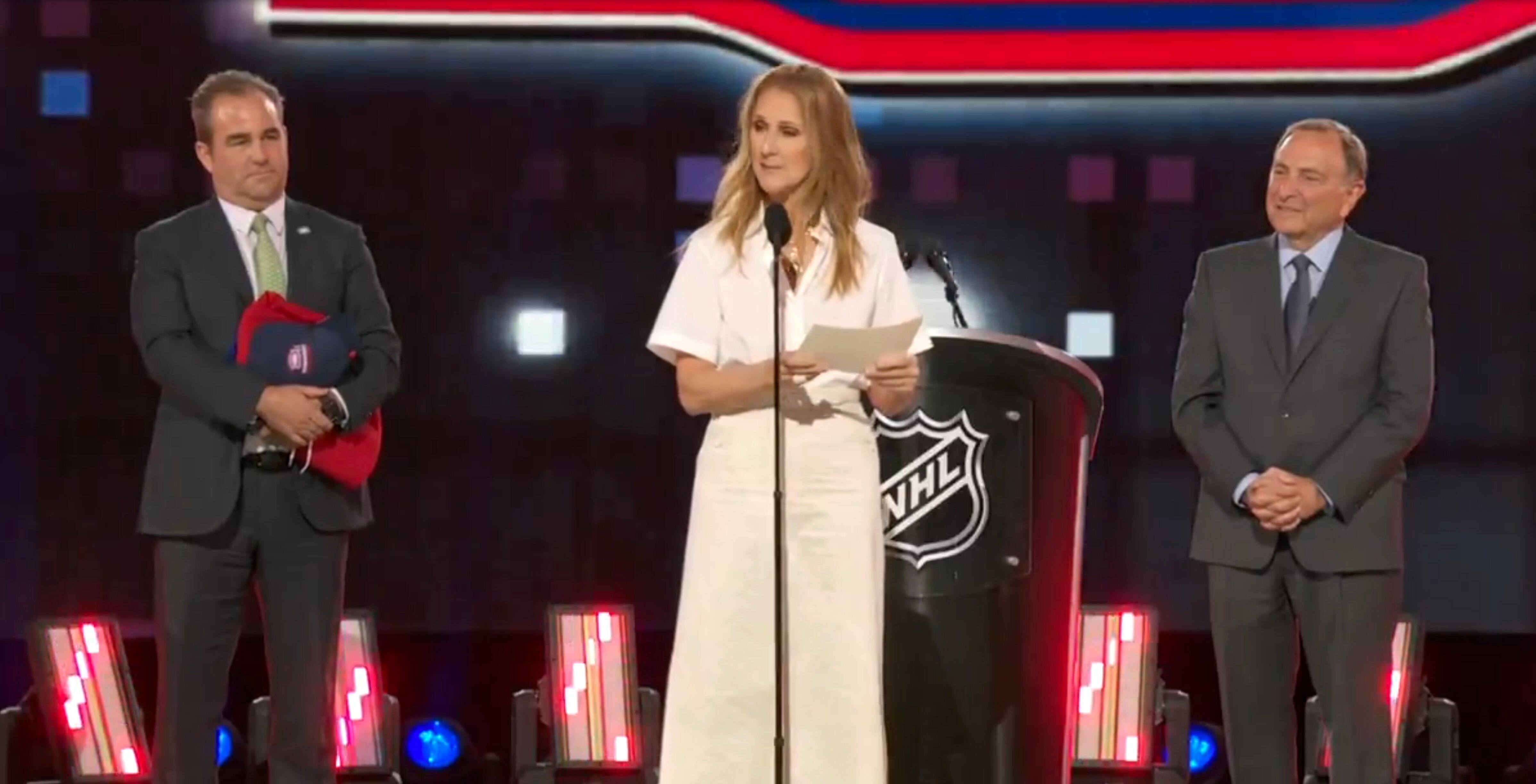 Celine Dion se dio una ducha de Gatorade en un video transmitido antes del partido de Sunday Night Football de NBC.