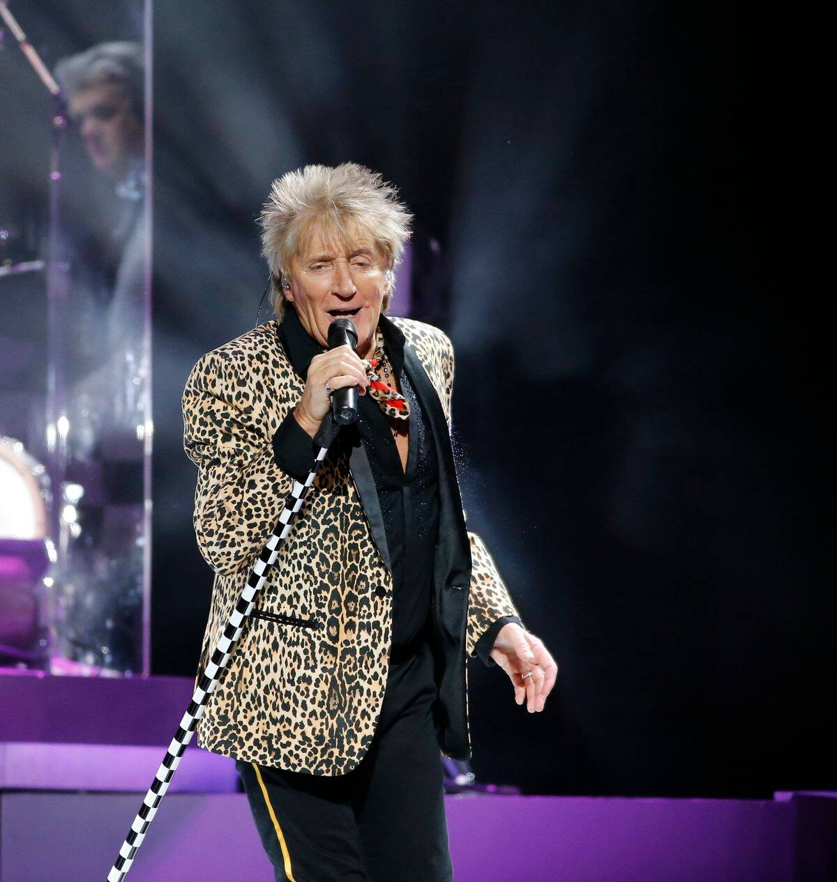 Rod Stewart, en rosa extravagante durante su concierto en el Festival de Glastonbury, en Inglaterra el domingo pasado, lanzó el Festival del Festival de Verano el jueves por la noche, en Quebec.