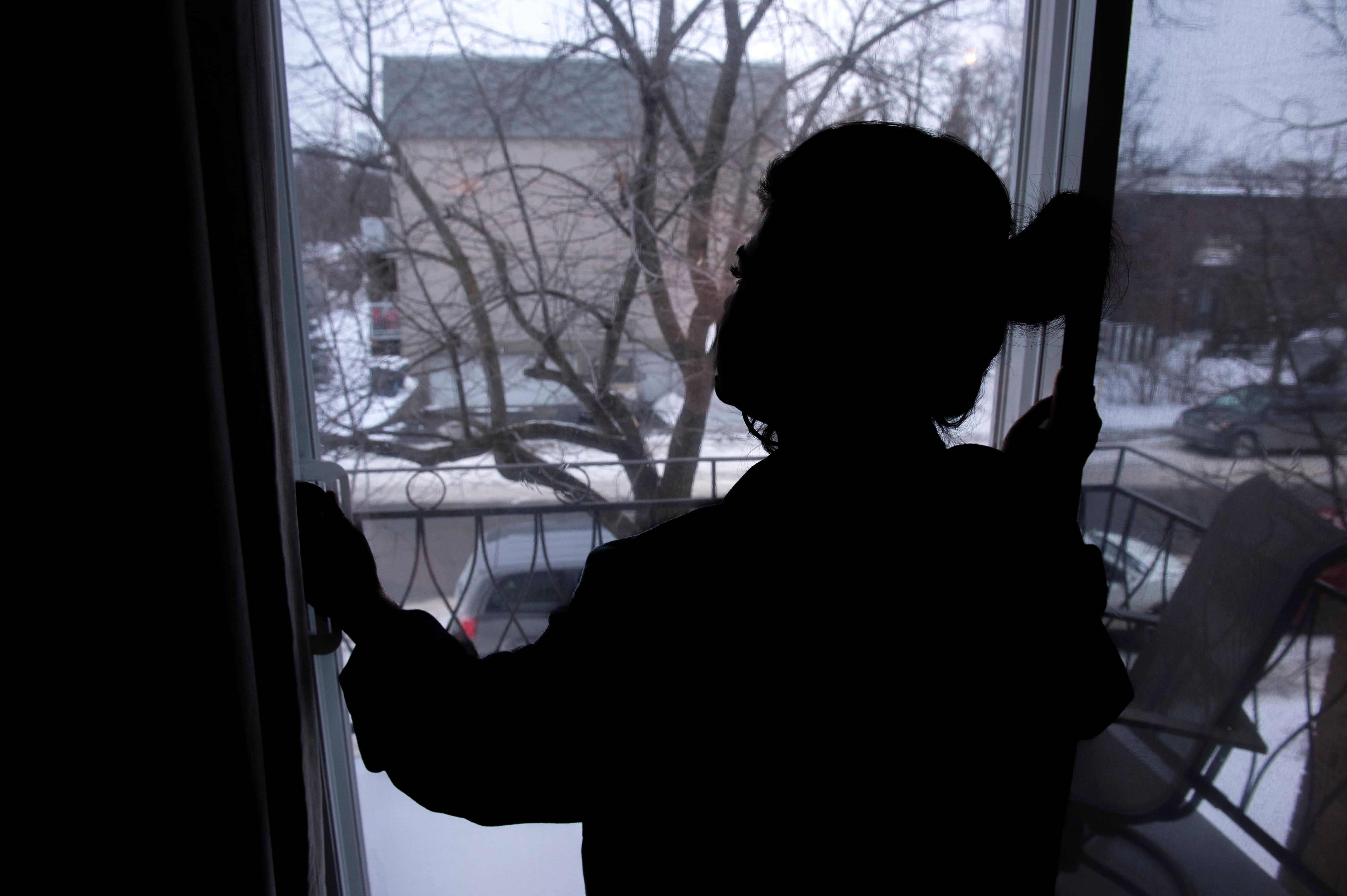 «J’ai tellement pleuré de rage»: son père incestueux s’enfuit pour éviter 14 ans à l’ombre
