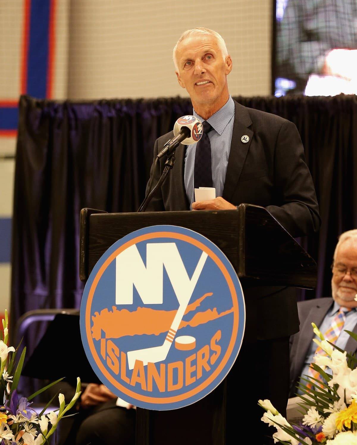 Mike Bossy entour&eacute; de ses proches