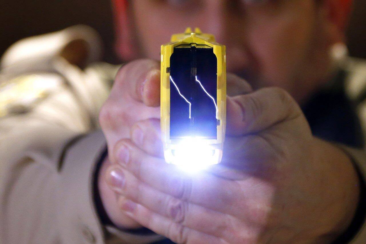 Taser: moins de 30% des policiers ont renouvel&eacute; leur qualification en 2022