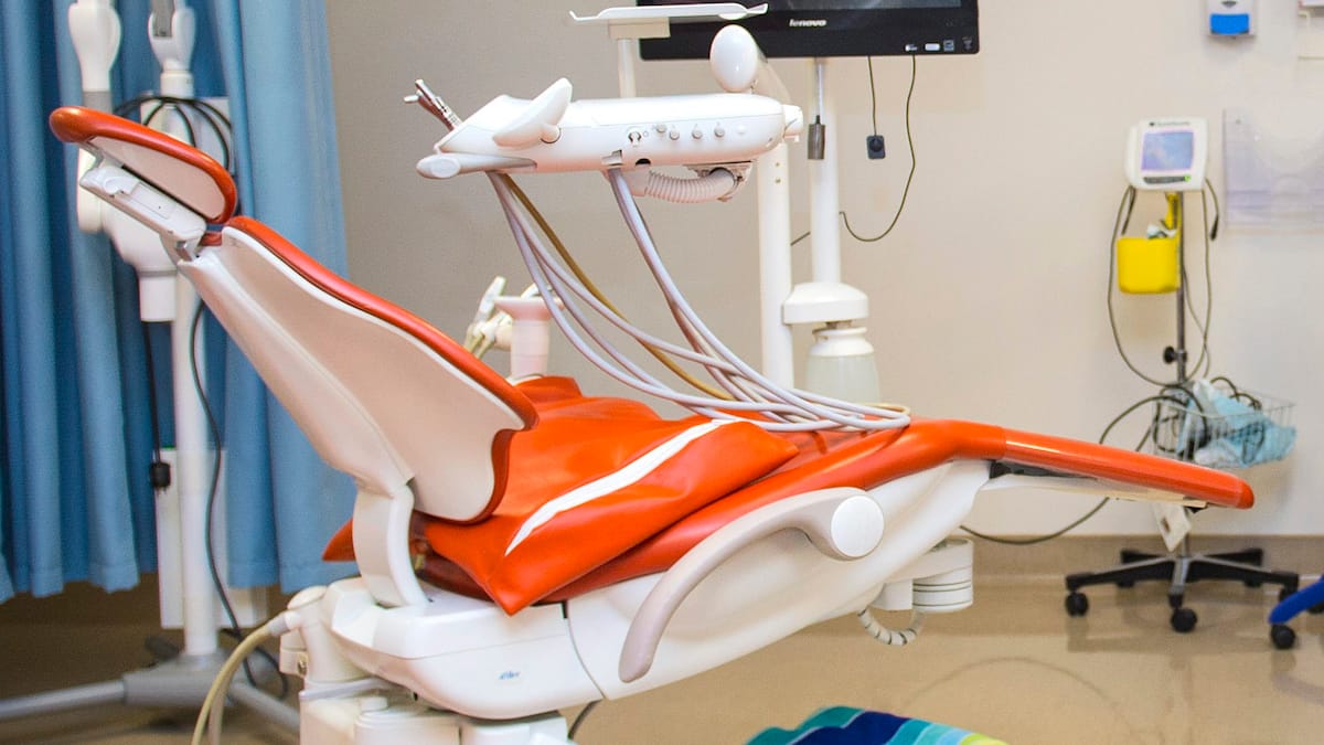 Bras de fer pour un soin dentaire