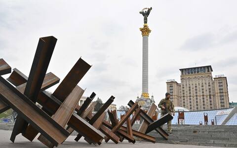 Biden critica a Putin y se reúne con ministros ucranianos en Varsovia