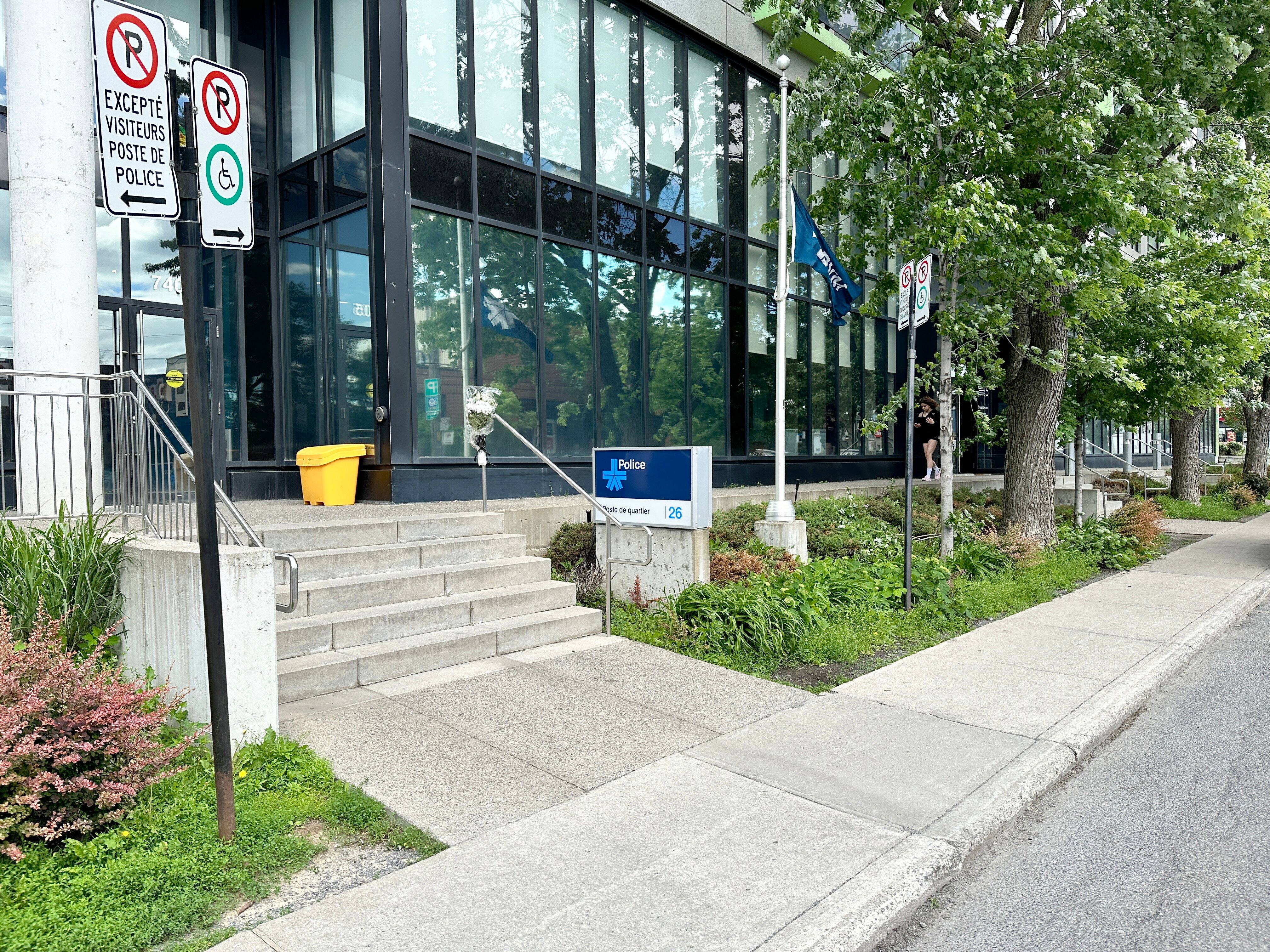 Le drapeau a été mis en berne au poste de quartier 26, dans Côte-des-Neiges.