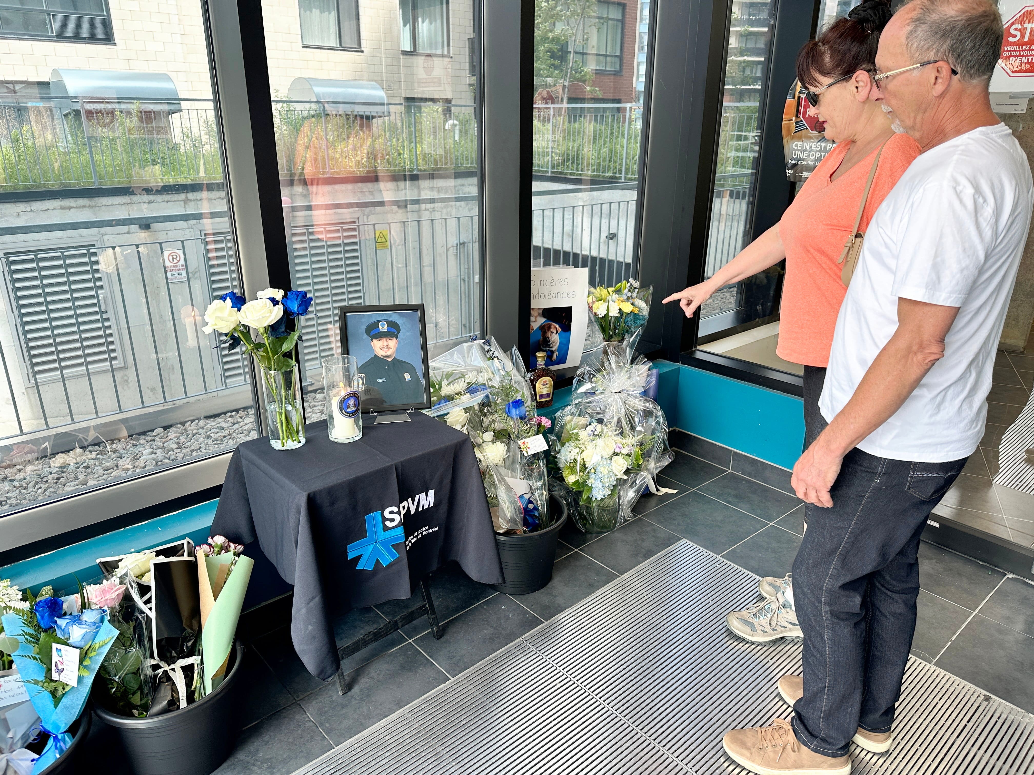 Un couple a fait la route de Sainte-Dorothée pour rendre hommage au policier.