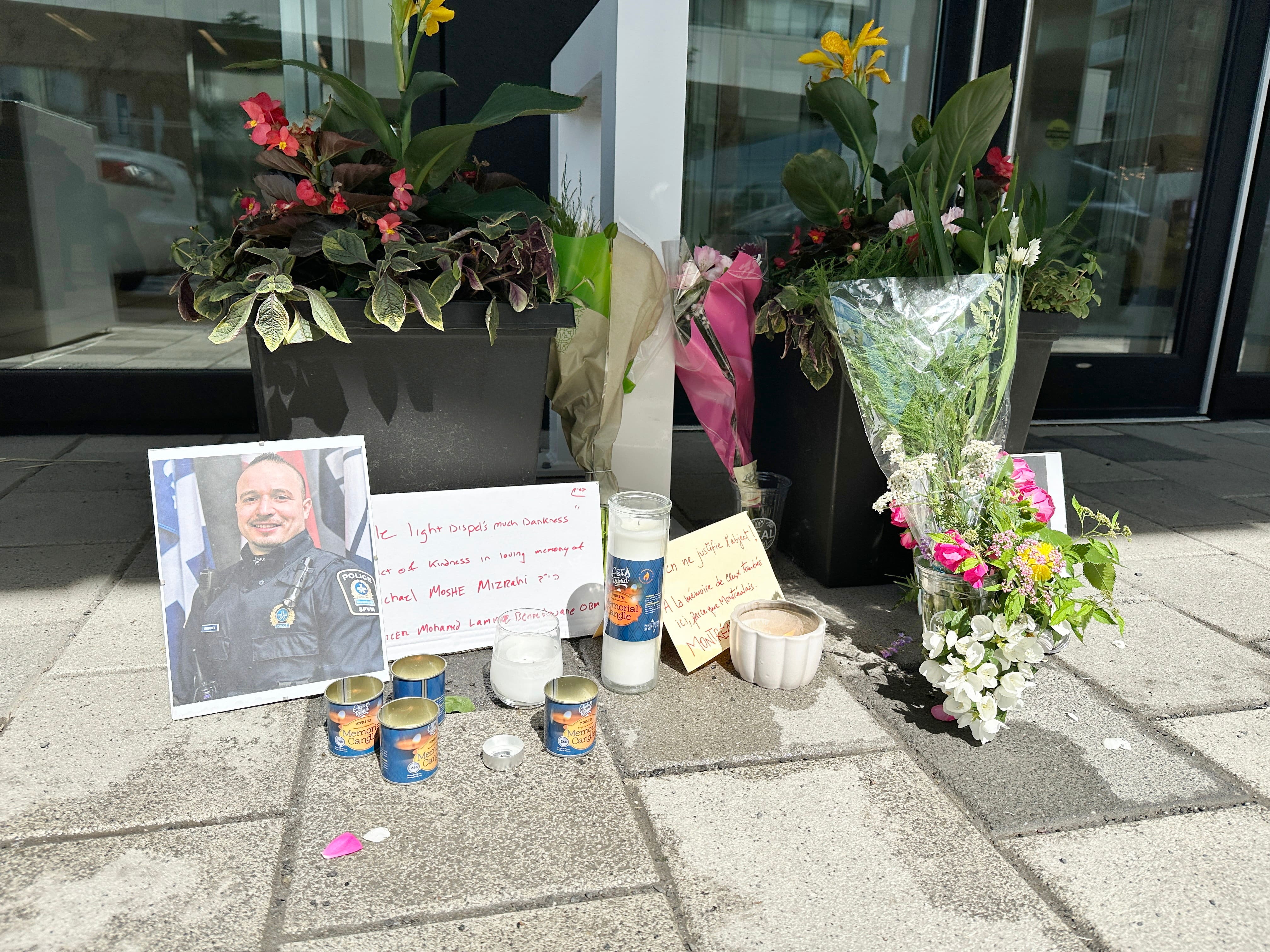 Des mots touchants ont été laissés en hommage au policier et au civil tués dans la fusillade.