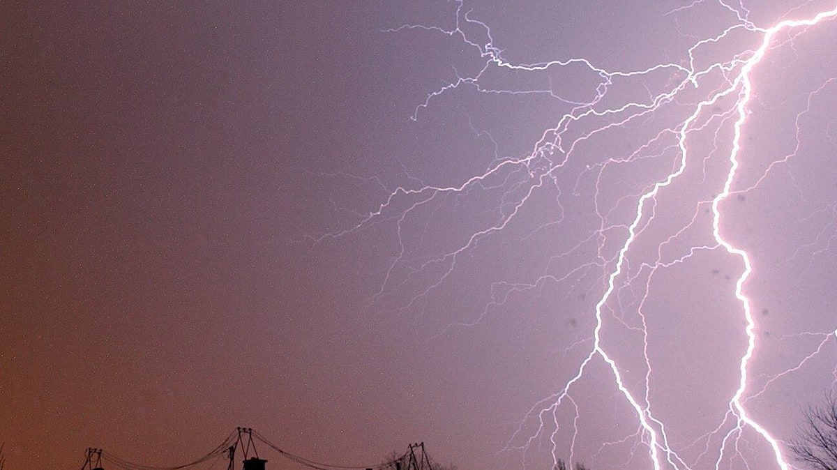 La foudre frappe une plage italienne bondée et fait au moins trois blessés