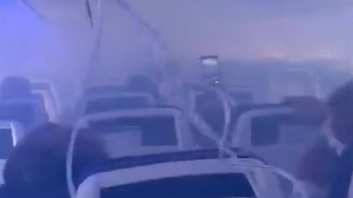 In the video | A wave of panic runs through the passengers of an emergency landing flight In the video | A wave of panic runs through the passengers of an emergency landing flight