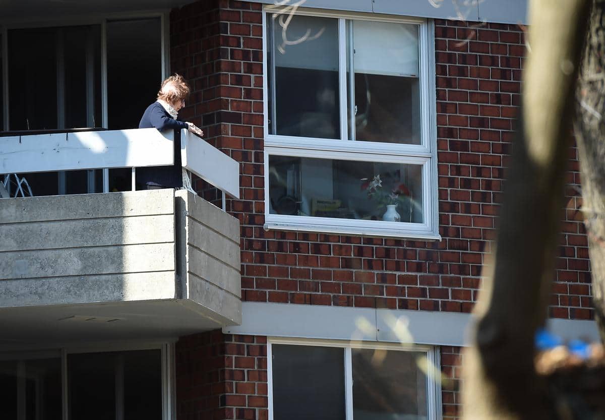 Covid 19 Les Aines Quebecois Confines Plus Longtemps Jdq