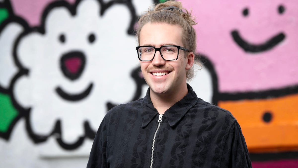 «J'ai toujours été extravagant»: l'humoriste Math Duff se coupe en se rasant et se moque de lui-même sur ses réseaux sociaux