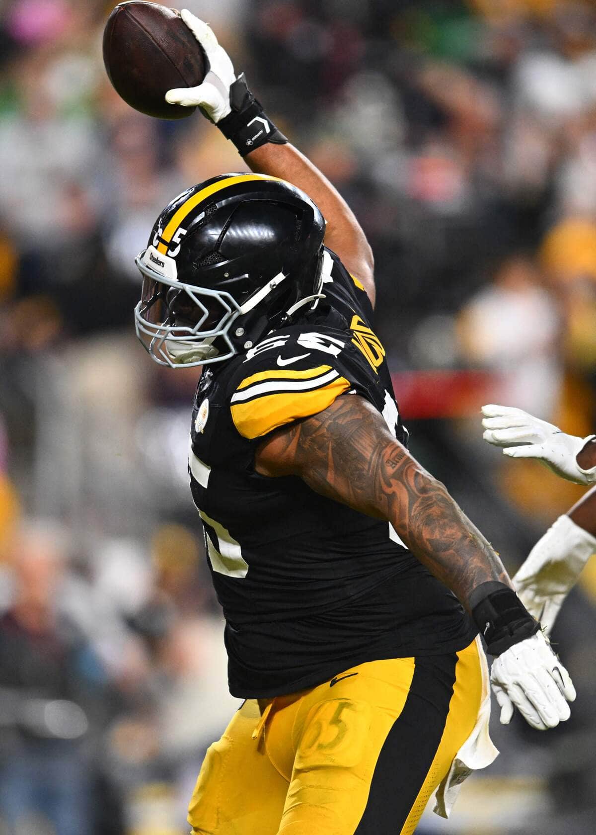 Dan Moore Jr. signs with the Titans