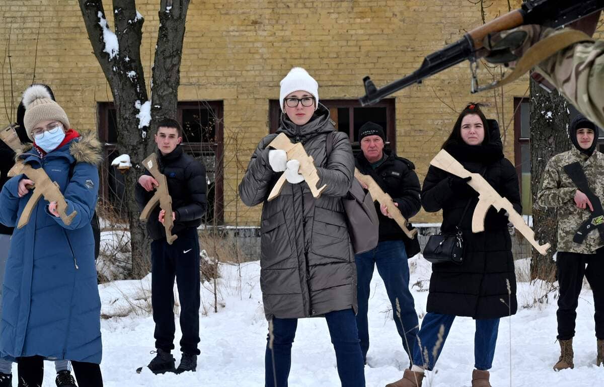 Face &agrave; la menace russe, des Ukrainiens se forment &agrave; la survie et &agrave; manier les armes