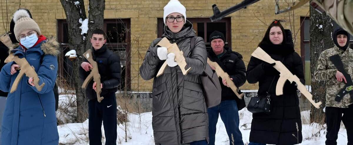 Face à la menace russe, des Ukrainiens se forment à la survie et à manier les armes