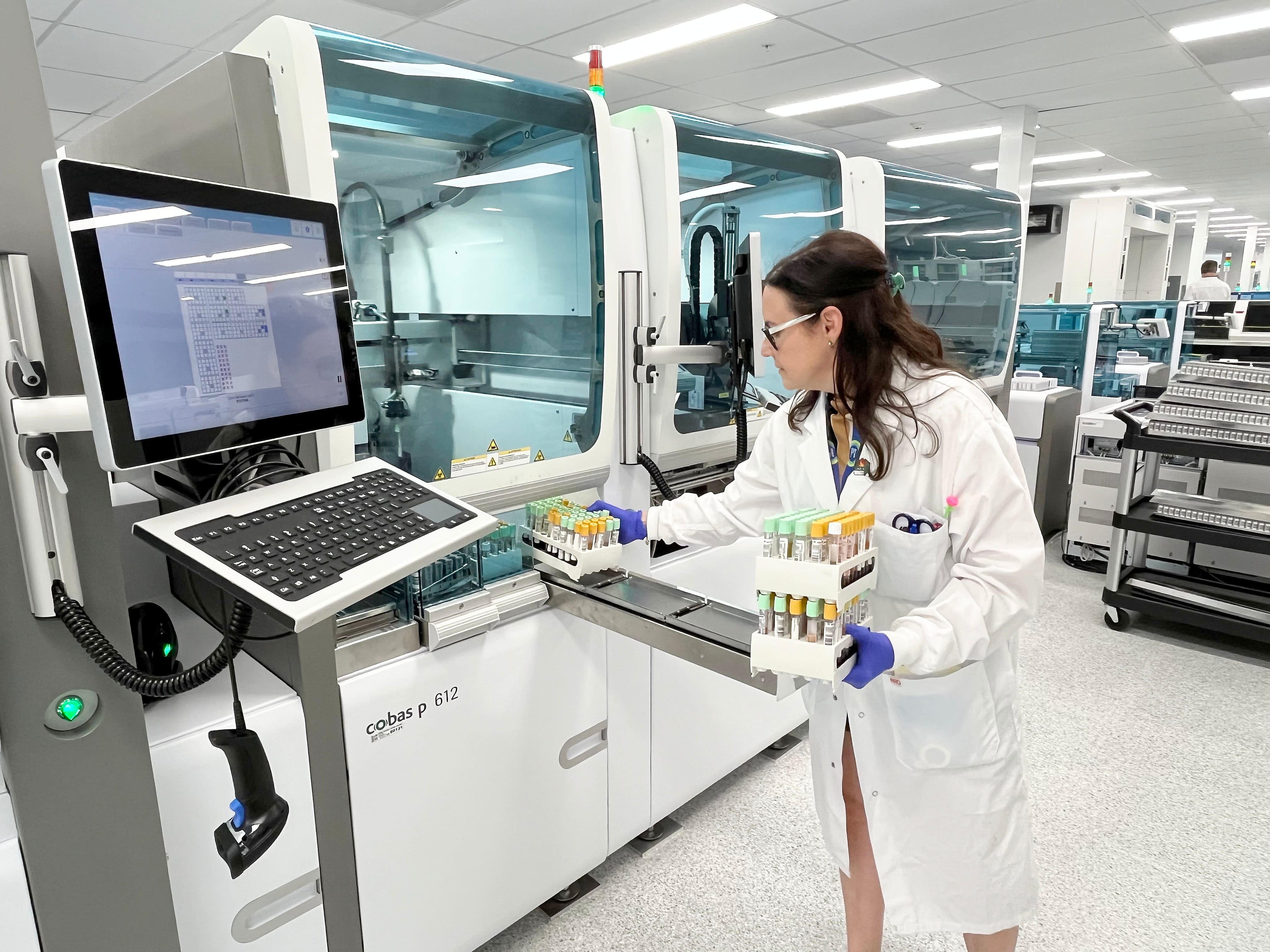Analyses de sang et d'urine: visite du plus vaste laboratoire au Québec à la fine pointe de la technologie