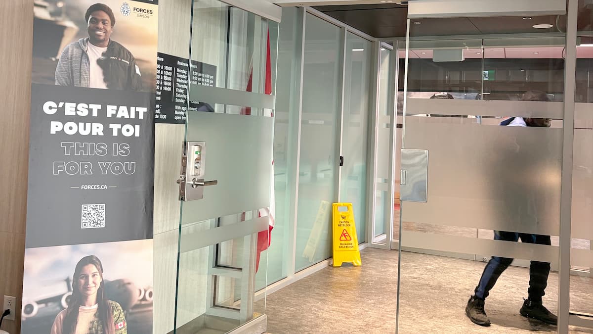 Des mois d’attente pour passer au travers du processus de sélection pour devenir soldat de l’armée canadienne