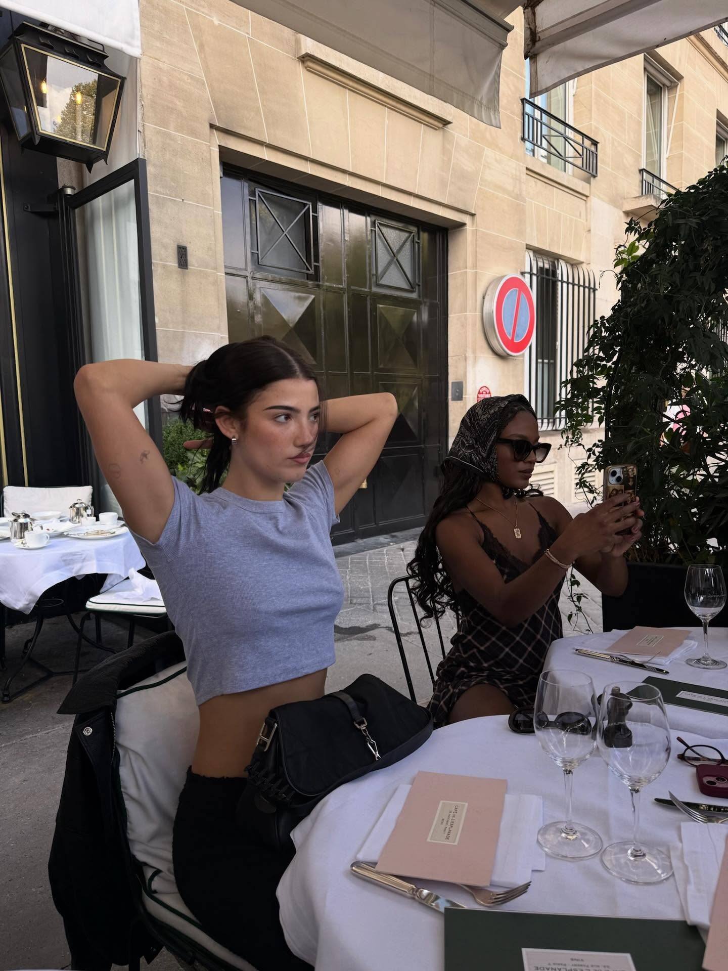 De retour sur les réseaux avec un short rikiki