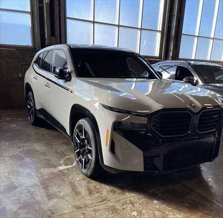 Ce véhicule BMW XM 2025, acheté par M. Barrette en plein cœur de la saga, avait fait rager plusieurs clients mécontents.