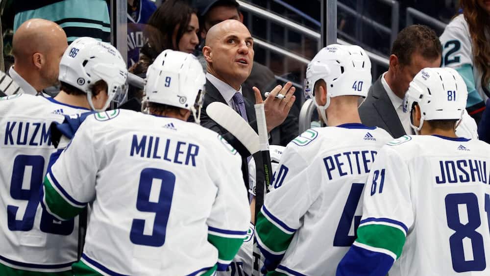 Pas de gants blancs pour Rick Tocchet, l’entraîneur des Canucks: «Cinq ou six de nos joueurs devront se réveiller»