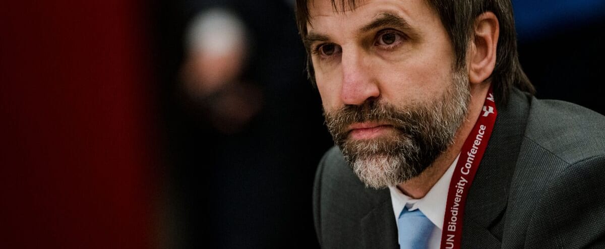 Steven Guilbeault et son ambassadrice pour les changements climatiques volent en classe affaires même si c'est bien plus polluant